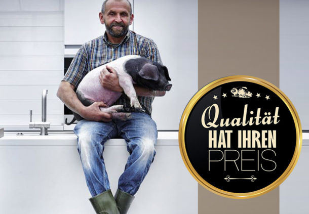 Serie „Qualität hat ihren Preis“ (2): Das Herdbuch Landwirt mit Schwein auf dem Arm