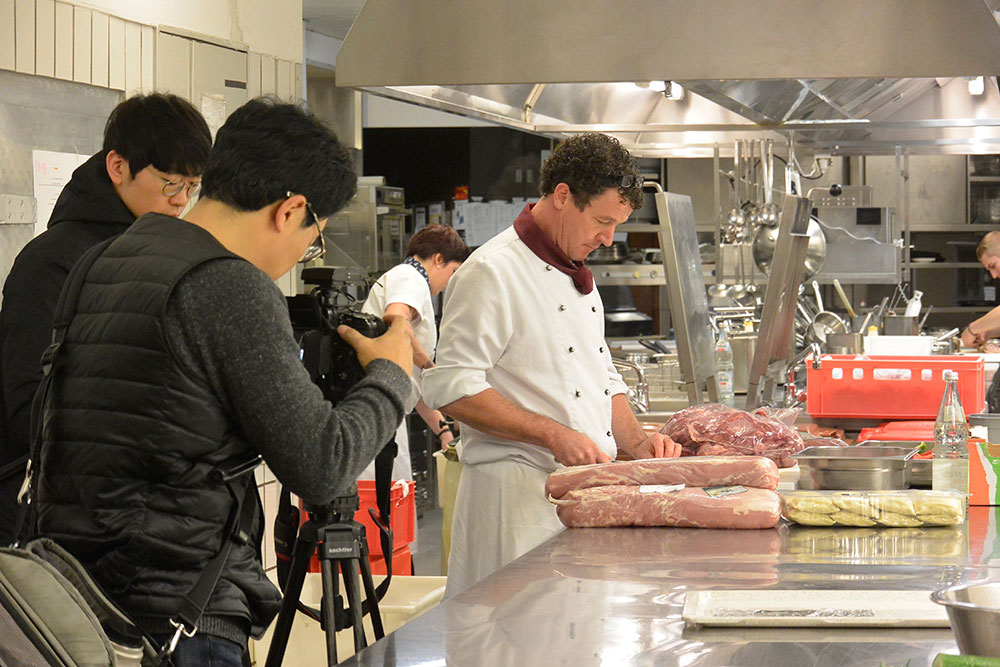 Fleisch Zubereitung gefilmt vom Fernsehsender KBS