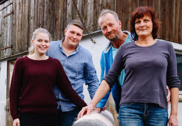 Bauernfamilie Eberhardt steht um ein hällisches Schwein