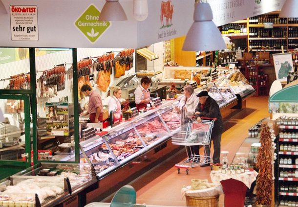 Aufsicht auf die Fleischthecke im Regionalmarkt Hohenlohe