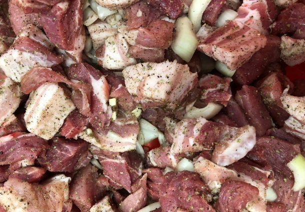 Die Basis für gute Bratwürste: Gewürfeltes Schwäbisch-Hällisches Qualitätsschweinefleisch, Zwiebeln, Knoblauch und Gewürze.