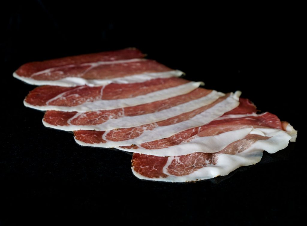 Eine Delikatesse: Schinken vom Eichelmastschwein, hauchdünn aufgeschnitten