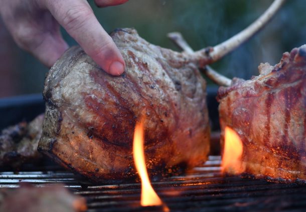 Schwäbisch-Hällisches Qualitätsschweinefleisch g.g.A. – hier ein Stielkotelett - verträgt dank seiner Marmorierung Hitze.