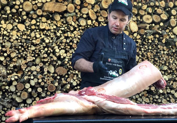Harro Bollinger bei den Dreharbeiten für Grill-Clips rund um Schwäbisch-Hällisches Qualitätsschweinefleisch g.g.A.