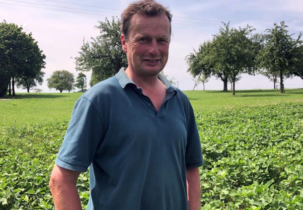 Demeter-Landwirt Dietmar Lober vor seinem Feld mit Sojapflanzen.