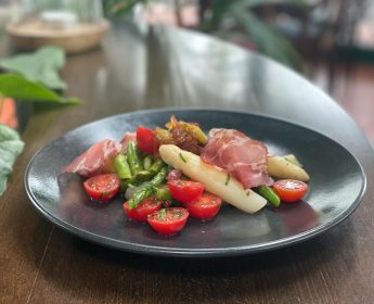 Salat von gebratenem Spargel mit Rhabarber und Echt Hällischer Coppa