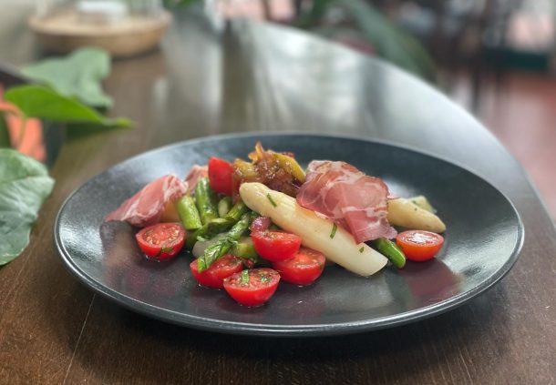 Salat von gebratenem Spargel mit Rhabarber und Echt Hällischer Coppa