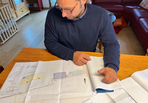 Markus Ehrmann mit dem Bauplan für den Wasserspeicher.